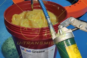 回轉(zhuǎn)驅(qū)動應(yīng)當如何正確添加潤滑劑？